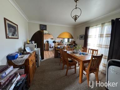 House For Sale - NSW - Inverell - 2360 - Ideal Starter or Investment on Albion Hill  (Image 2)