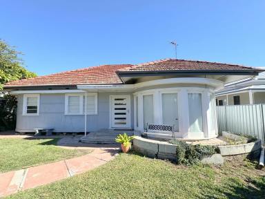 House For Sale - NSW - Moree - 2400 - CHARACTER AND CHARM CLOSE TO THE CBD  (Image 2)