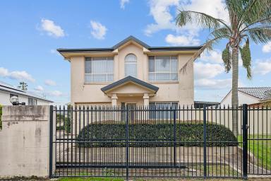 House For Sale - NSW - Merewether - 2291 - TOWNHOUSE TREASURE IN BLUE-CHIP LOCATION  (Image 2)