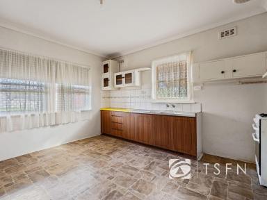 House For Sale - VIC - Kennington - 3550 - Charming Red Brick Home. Walking Distance to CBD.  (Image 2)