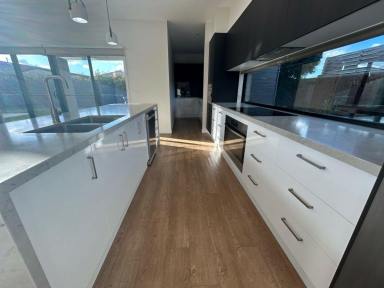 House Leased - VIC - Bairnsdale - 3875 - STUNNING & STYLISH  (Image 2)