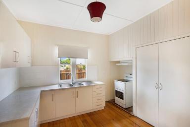 House For Lease - QLD - Newtown - 4350 - Neat and Sweet cottage within walking distance of Clifford gardens  (Image 2)