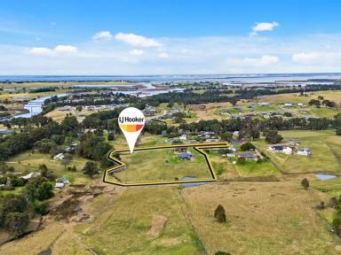Acreage/Semi-rural For Sale - VIC - Nicholson - 3882 - LUXURY MEETS LIFESTYLE AT 14 MABEL DRIVE  (Image 2)