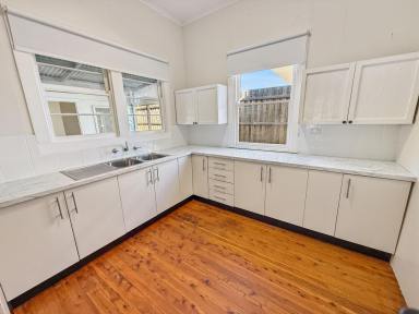 House For Sale - NSW - Narrandera - 2700 - FAMILY HOME IN PRIME LOCATION  (Image 2)