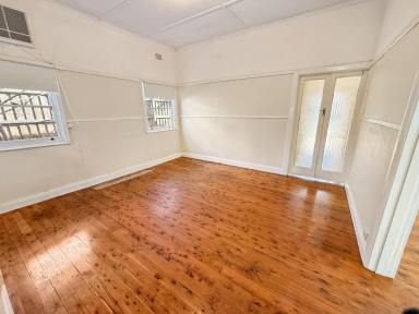 House For Sale - NSW - Narrandera - 2700 - FAMILY HOME IN PRIME LOCATION  (Image 2)