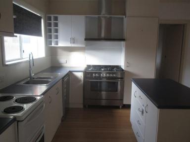 House For Lease - VIC - Bairnsdale - 3875 - QUIET COURT LOCATION IN WEST BAIRNSDALE  (Image 2)