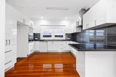 House For Sale - NSW - Thornton - 2322 - MOVE IN READY AND BUILT FOR ENTERTAINING!  (Image 2)