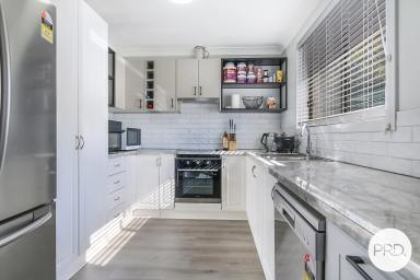 Unit For Sale - NSW - Springdale Heights - 2641 - UPDATED TWO-BEDROOM UNIT IN EXCELLENT LOCATION  (Image 2)