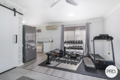 Unit For Sale - NSW - Springdale Heights - 2641 - UPDATED TWO-BEDROOM UNIT IN EXCELLENT LOCATION  (Image 2)