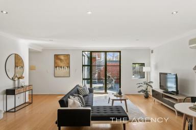 Townhouse For Sale - WA - Glendalough - 6016 - Spacious & Stylish Rear Townhouse!  (Image 2)