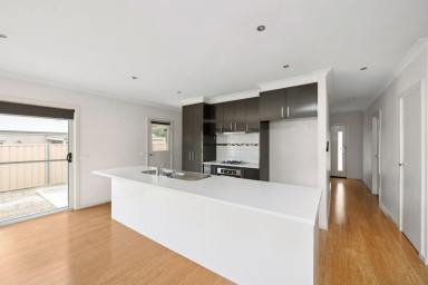 House For Sale - VIC - Golden Square - 3555 - Stylish, Low Maintenance Townhouse in a Prime Golden Square Location  (Image 2)