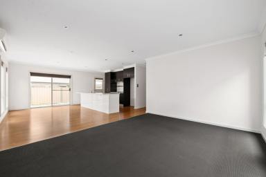 House For Sale - VIC - Golden Square - 3555 - Stylish, Low Maintenance Townhouse in a Prime Golden Square Location  (Image 2)