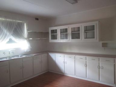 House For Lease - VIC - Bairnsdale - 3875 - QUAINT THREE BEDROOM HOME  (Image 2)