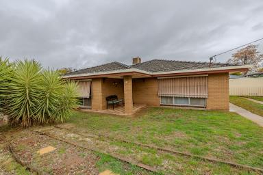 House For Sale - VIC - Ouyen - 3490 - Room for the WHOLE family!  (Image 2)