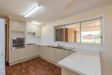 House For Sale - VIC - Ouyen - 3490 - Room for the WHOLE family!  (Image 2)