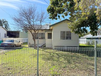 House For Sale - NSW - Moree - 2400 - INVEST OR OCCUPY!  (Image 2)