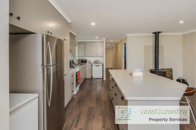 House For Sale - SA - Meningie - 5264 - Large Family Home on acres  (Image 2)
