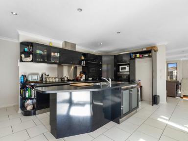 House For Sale - VIC - Eastwood - 3875 - SPACIOUS FAMILY HAVEN IN PEACEFUL COURT LOCATION  (Image 2)