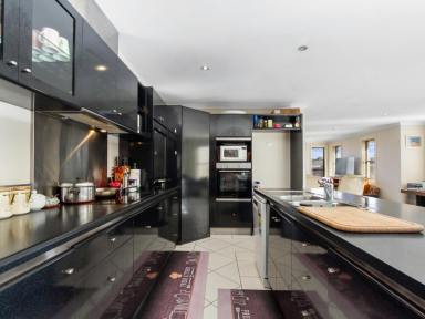 House For Sale - VIC - Eastwood - 3875 - SPACIOUS FAMILY HAVEN IN PEACEFUL COURT LOCATION  (Image 2)