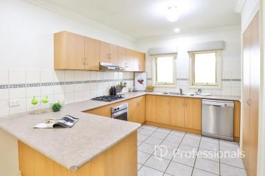 House For Sale - VIC - Mildura - 3500 - Beautifully Presented Townhouse in Tranquil Alessi Rise  (Image 2)