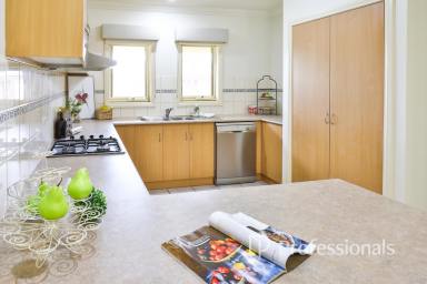 House For Sale - VIC - Mildura - 3500 - Beautifully Presented Townhouse in Tranquil Alessi Rise  (Image 2)