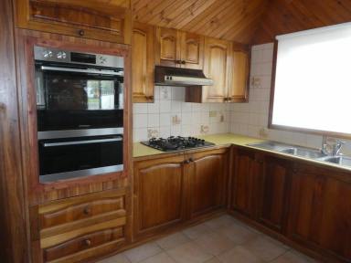 House For Lease - VIC - Bairnsdale - 3875 - CHARACTER-FILLED 3-BEDROOM HOME CLOSE TO CBD  (Image 2)