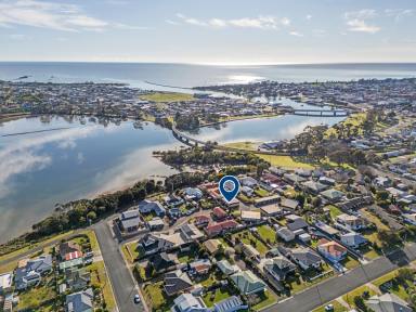 Unit For Sale - TAS - Ulverstone - 7315 - Neat & Tidy Two Bedroom Unit - Great Location!  (Image 2)