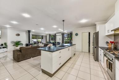 House For Sale - SA - Penola - 5277 - Expansive Family Living in Great Location  (Image 2)