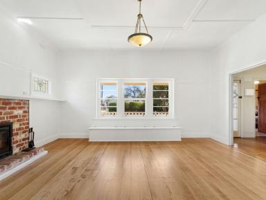 House For Sale - VIC - Bairnsdale - 3875 - CHARACTER & CHARM IN THE HEART OF BAIRNSDALE  (Image 2)