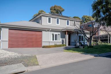 House For Sale - VIC - Woodend - 3442 - A Spacious Family Entertainer in Leafy Woodend  (Image 2)