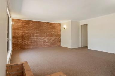 House For Lease - QLD - Darling Heights - 4350 - Charming Family Home in Darling Heights  (Image 2)