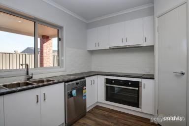 House For Lease - VIC - Horsham - 3400 - Modern 3 Bedroom Townhouse in West Location  (Image 2)