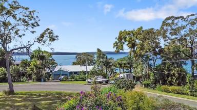 House For Sale - QLD - Macleay Island - 4184 - Entertainers Delight on Beelong!  (Image 2)