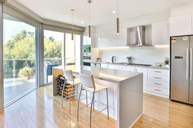 Unit For Sale - VIC - Mildura - 3500 - EXECUTIVE RIVERFRONT LIVING AT ITS FINEST  (Image 2)