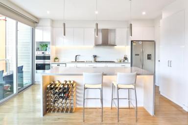 Unit For Sale - VIC - Mildura - 3500 - EXECUTIVE RIVERFRONT LIVING AT ITS FINEST  (Image 2)