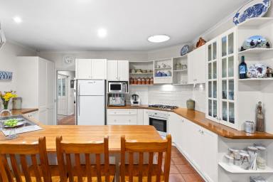 House For Sale - VIC - Rosebud - 3939 - Poolside Coastal Country Charm  (Image 2)