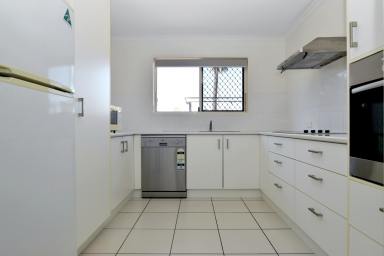 Unit For Lease - QLD - West Gladstone - 4680 - :: GREAT LOCATION, FURNISHED AND CLOSE TO SPORTING FIELDS  (Image 2)