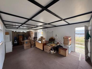 House For Sale - SA - Mannum - 5238 - Affordable home on an extra large parcel of land (2649 m2).  Scope to develop (STCC) or refresh inside and enjoy.  (Image 2)