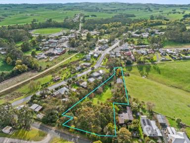 House For Sale - VIC - Fish Creek - 3959 - 1.8 ACRES IN THE MIDDLE OF TOWN  (Image 2)