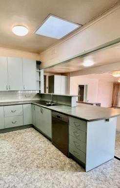 House Leased - VIC - Bentleigh East - 3165 - Spacious Family Living Backing onto Reserve. 2 Minute Walk to McKinnon Secondary!  (Image 2)