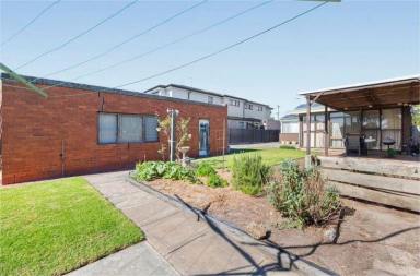 House Leased - VIC - Bentleigh East - 3165 - Spacious Family Living Backing onto Reserve. 2 Minute Walk to McKinnon Secondary!  (Image 2)