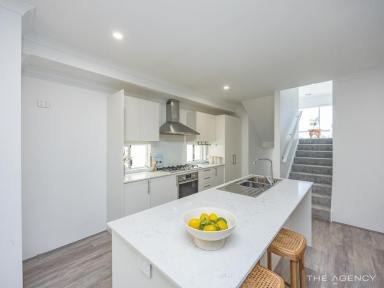 Townhouse For Sale - WA - Heathridge - 6027 - 4 LEVEL TOWNHOUSE - SIMPLY STUNNING!  (Image 2)