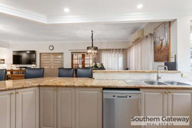 House For Sale - WA - Baldivis - 6171 - ELEGANT FAMILY LIVING IN SETTLER'S HILL ESTATE  (Image 2)