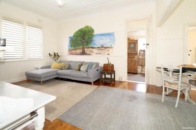 House For Lease - NSW - Turvey Park - 2650 - FULLY FURNISHED CENTRAL LIVING  (Image 2)