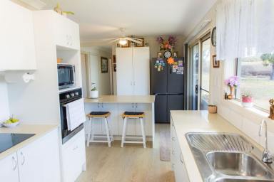 Acreage/Semi-rural Sold - NSW - Inverell - 2360 - Modern Family Home on Acreage (Image 2)