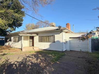 House For Sale - NSW - Moree - 2400 - A RENOVATORS DELIGHT  (Image 2)