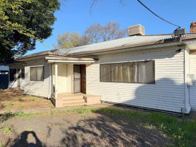 House For Sale - NSW - Moree - 2400 - A RENOVATORS DELIGHT  (Image 2)