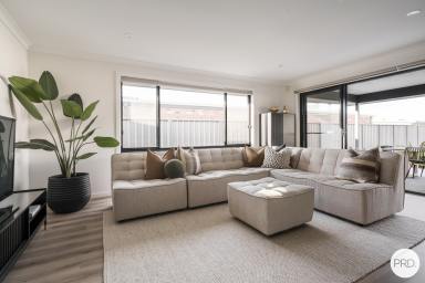 House For Lease - VIC - Baranduda - 3691 - LUXURY LIVING AT ITS FINEST!  (Image 2)
