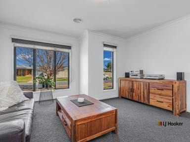 House For Sale - VIC - Echuca - 3564 - As Good As New - Modern 3 Bedroom Home with Effortless Lifestyle Appeal  (Image 2)