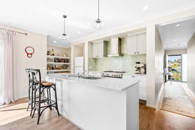 House For Sale - VIC - Flora Hill - 3550 - Stylish Family Living in Peaceful Flora Hill  (Image 2)